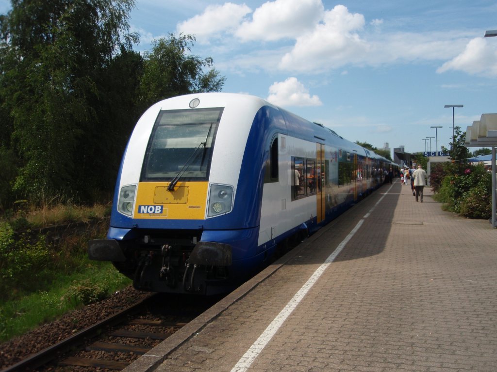 Ein Married-Pair Steuerwagen der Nord-Ostsee-Bahn als NOB Westerland (Sylt) - Hamburg-Altona in Husum. 06.08.2009