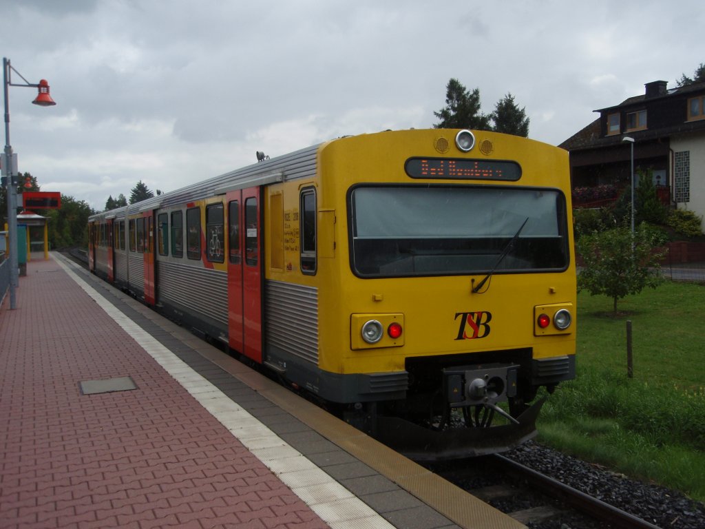 Ein VT 609 der Hessischen Landesbahn als HLB aus Bad Homburg in Brandoberndorf. 05.09.2009