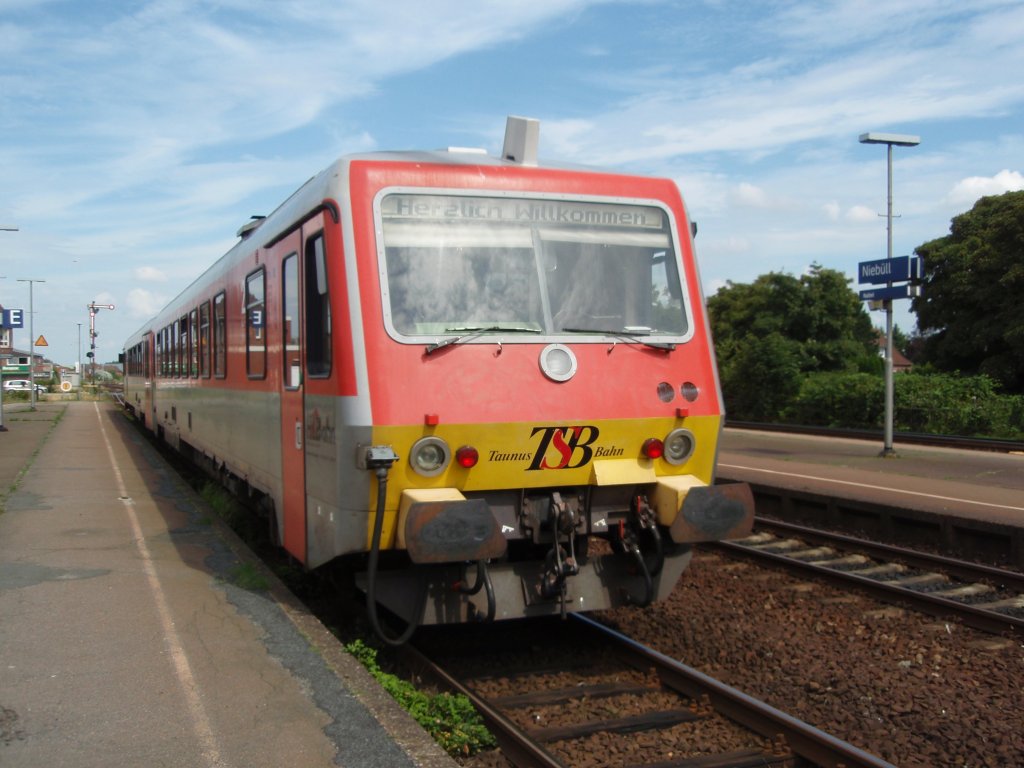 Ein VT 629 der Hessischen Landesbahn als neg aus Dagebll Mole bei der Ausfahrt aus Niebll. 06.08.2009
