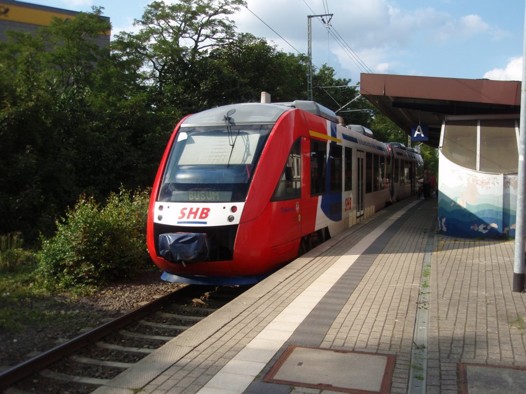 Ein VT 648 der Schleswig-Holstein-Bahn als SHB nach Bsum in Neumnster. 04.08.2009
