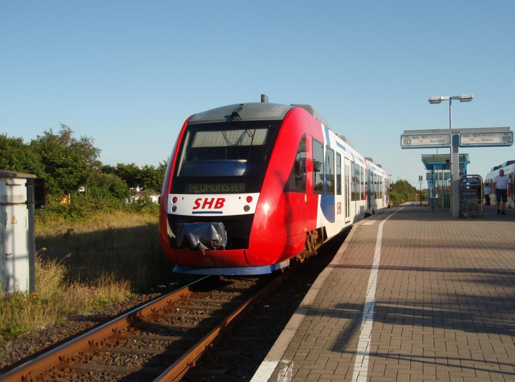 Ein VT 648 der Schleswig-Holstein-Bahn als SHB Bsum - Neumnster in Heide (Holst.). 04.08.2009