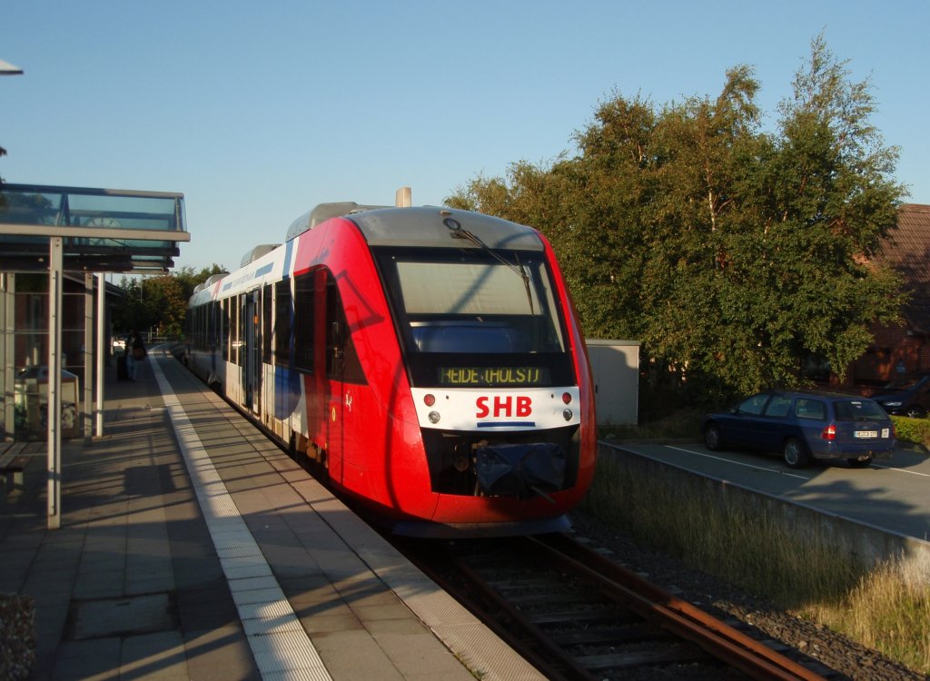 Ein VT 648 der Schleswig-Holstein-Bahn als SHB nach Heide (Holst.) in Bsum. 04.08.2009