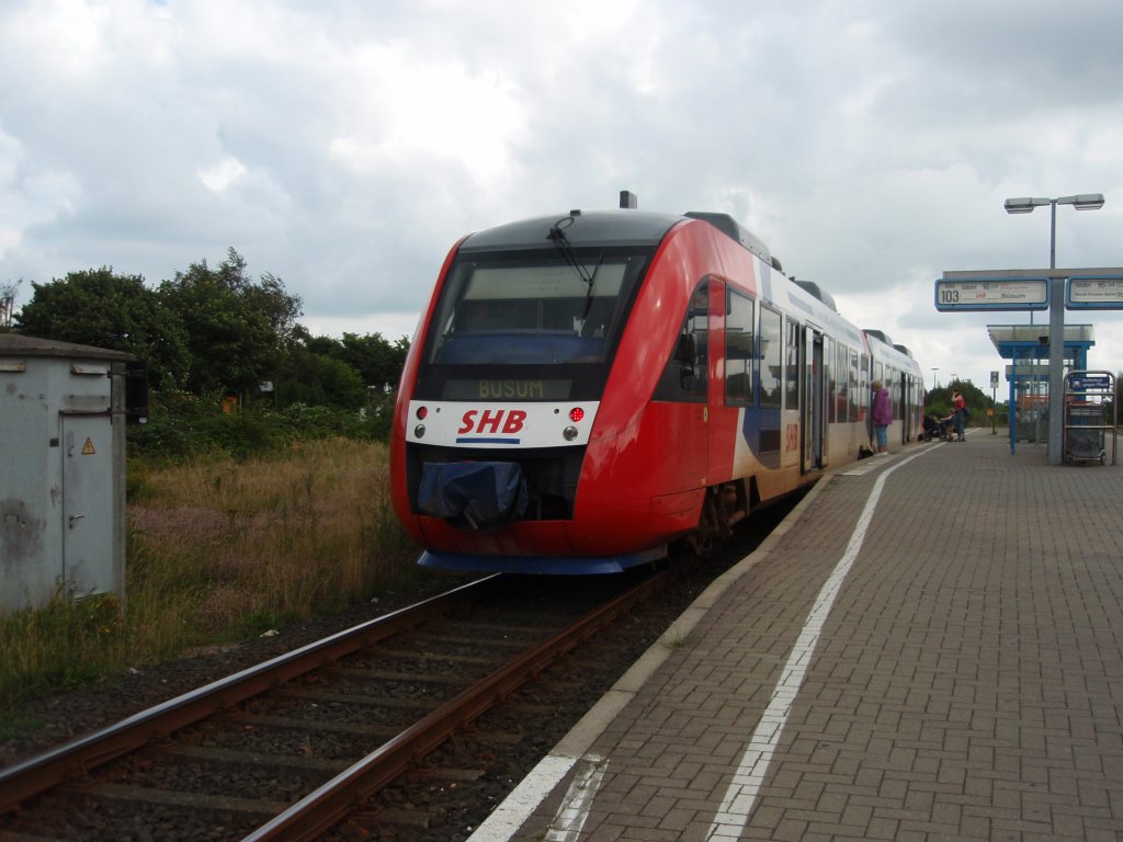 Ein VT 648 der Schleswig-Holstein-Bahn als SHB nach Bsum in Heide (Holst.). 11.08.2009