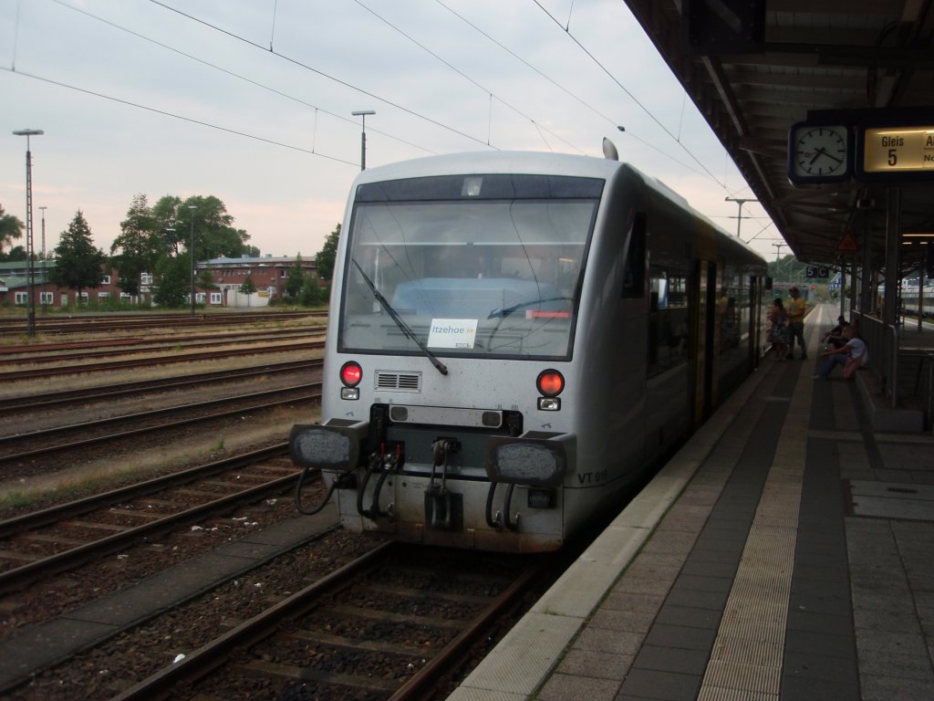 Ein VT 650 der Nord-Ostsee-Bahn als NOB nach Husum in Itzehoe. 08.08.2009