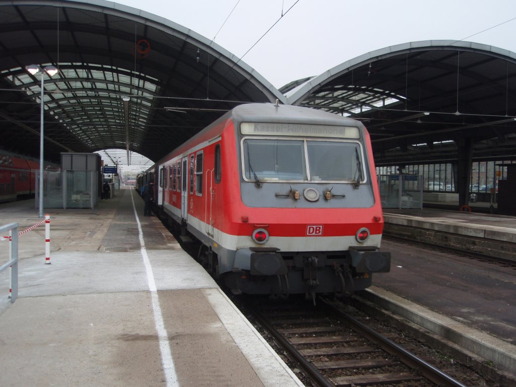 Ein Wittenberger Steuerwagen als RE 9 nach Kassel-Wilhelmshhe in Halle (Saale) Hbf. 19.02.2011