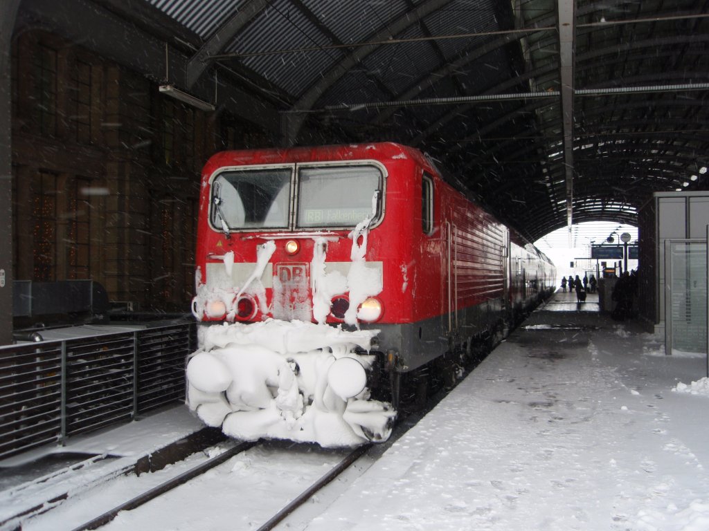 Eine 143 als RB nach Falkenberg (Elster) in Halle (Saale) Hbf. 02.01.2010