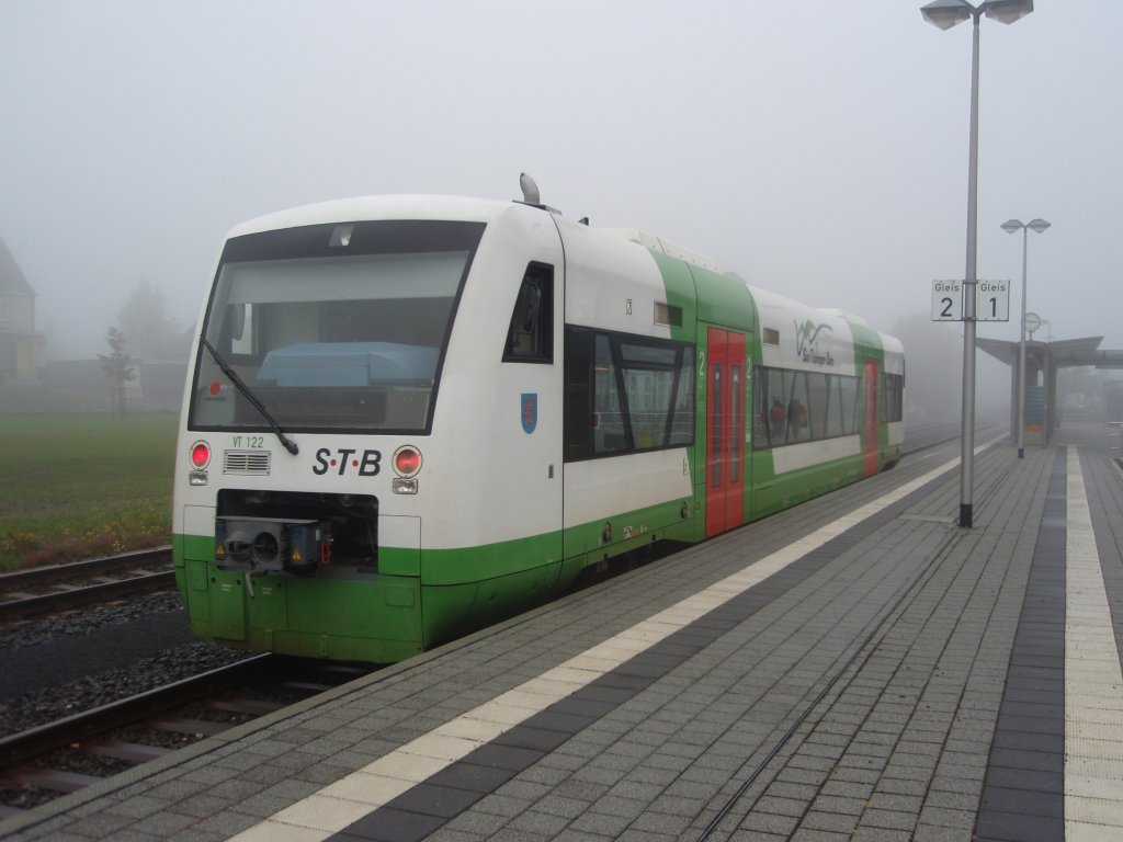 VT 122 der Sd-Thringen-Bahn als STB 2 aus Sonneberg (Thr.) Hbf in Neuhaus am Rennweg. 17.08.2010