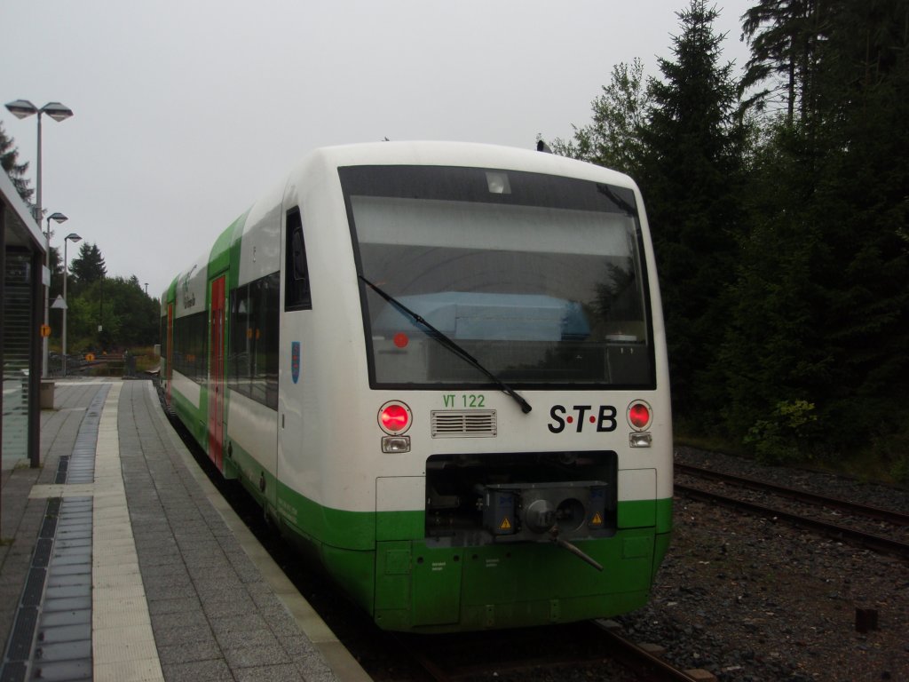 VT 122 der Sd-Thringen-Bahn als STB 2 Neuhaus am Rennweg - Sonneberg (Thr.) Hbf in Ernstthal am Rennsteig. 17.08.2010