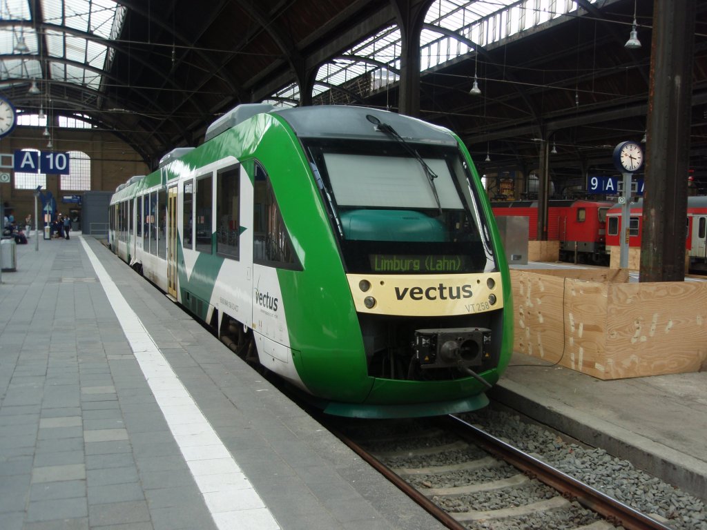 VT 258 der Vectus als VEC nach Limburg (Lahn) in Wiesbaden Hbf. 29.05.2010
