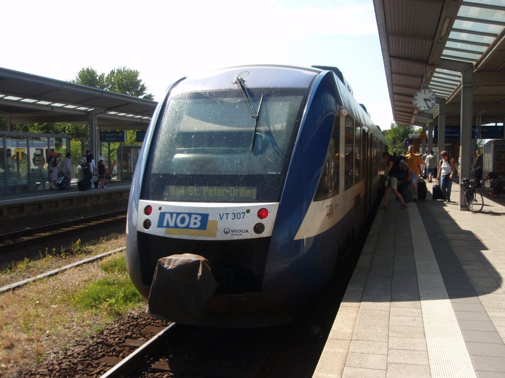 VT 307 der Nord-Ostsee-Bahn als NOB aus Bad St. Peter-Ording in Husum. 06.08.2009
