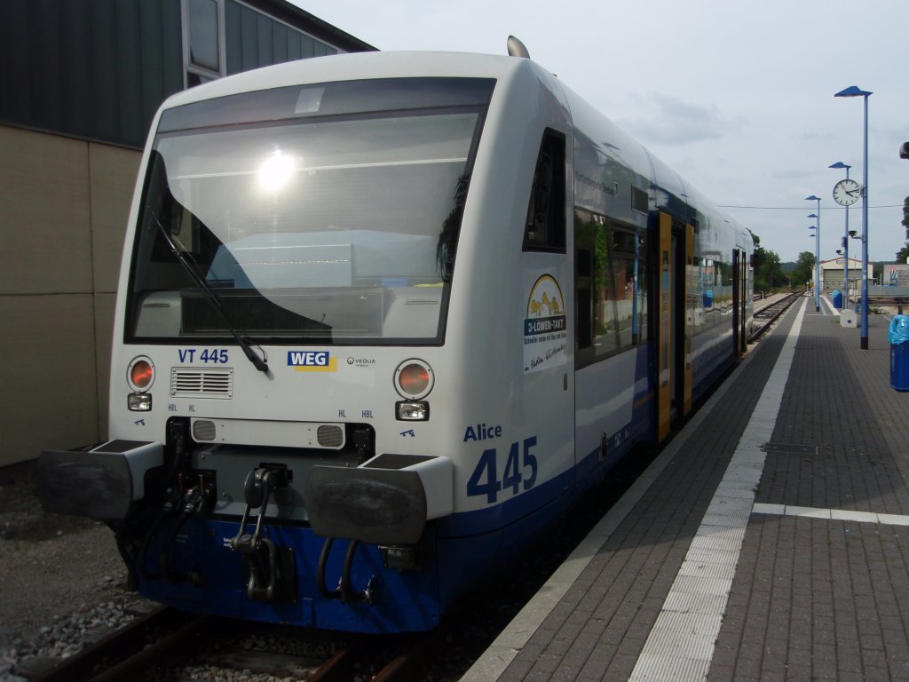 VT 445 der Wrttembergischen Eisenbahn-Gesellschaft als WEG nach Nrtingen in Neuffen. 14.08.2010