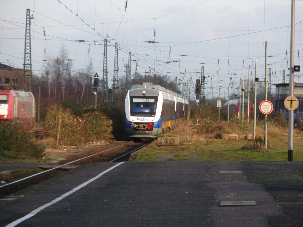 VT 557 der NordWestBahn als RE 10 Dsseldorf Hbf - Kleve bei der Einfahrt in Krefeld Hbf. 13.12.2009