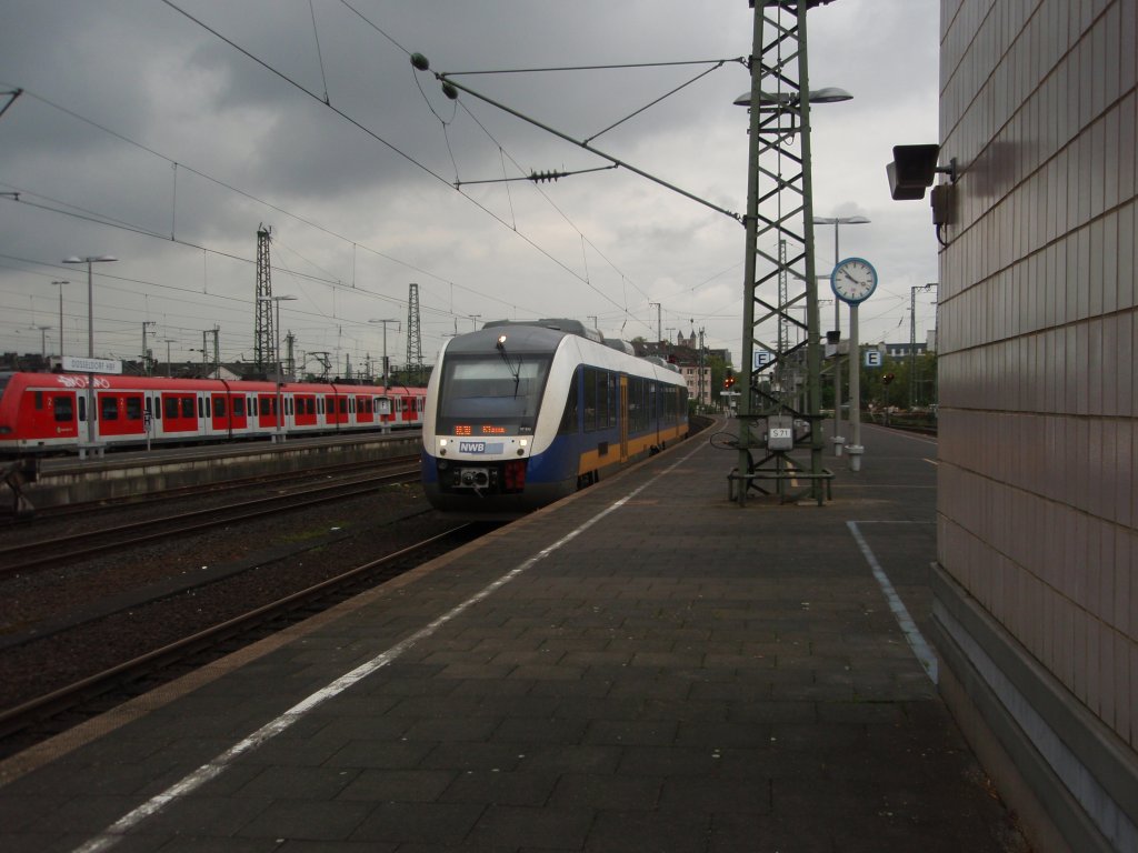 VT 570 der NordWestBahn als RE 10 aus Kleve bei der Einfahrt in Dsseldorf Hbf. 13.05.2010