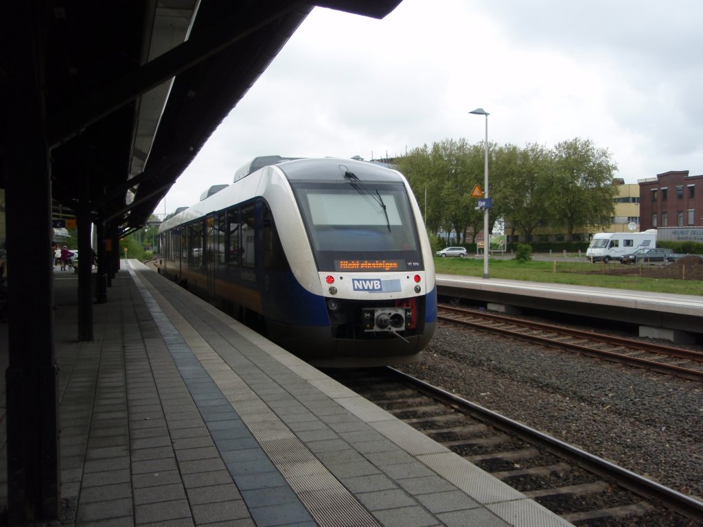 VT 570 der NordWestBahn als RE 10 aus Dsseldorf Hbf in Kleve. 13.05.2010