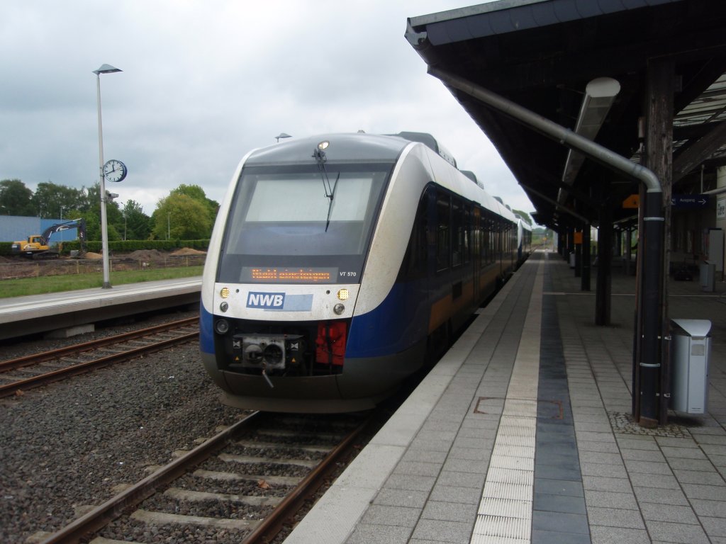 VT 570 der NordWestBahn als RE 10 aus Dsseldorf Hbf in Kleve. 13.05.2010