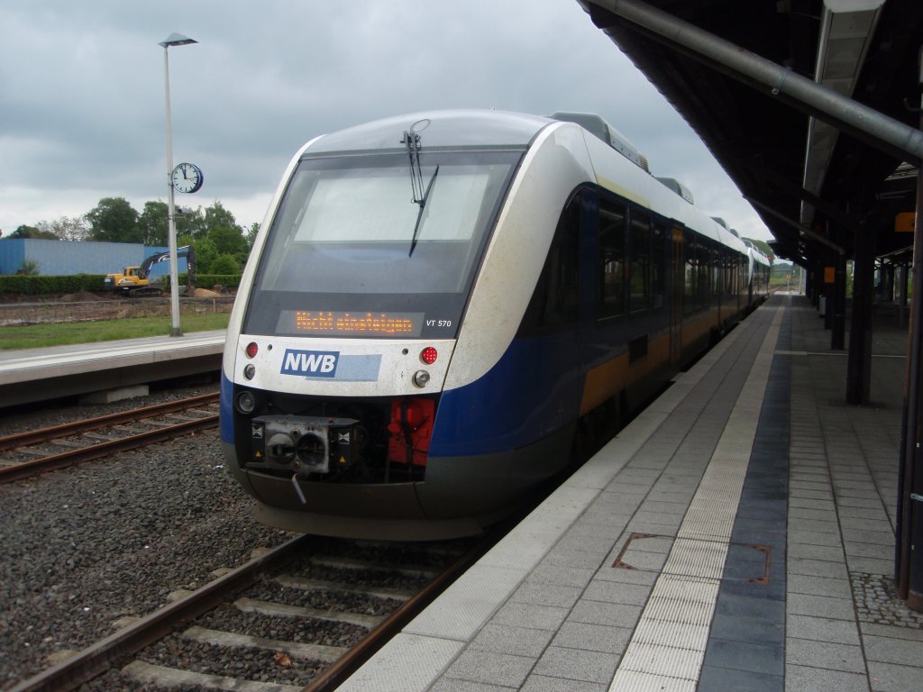 VT 570 der NordWestBahn als RE 10 nach Dsseldorf Hbf in Kleve. 13.05.2010