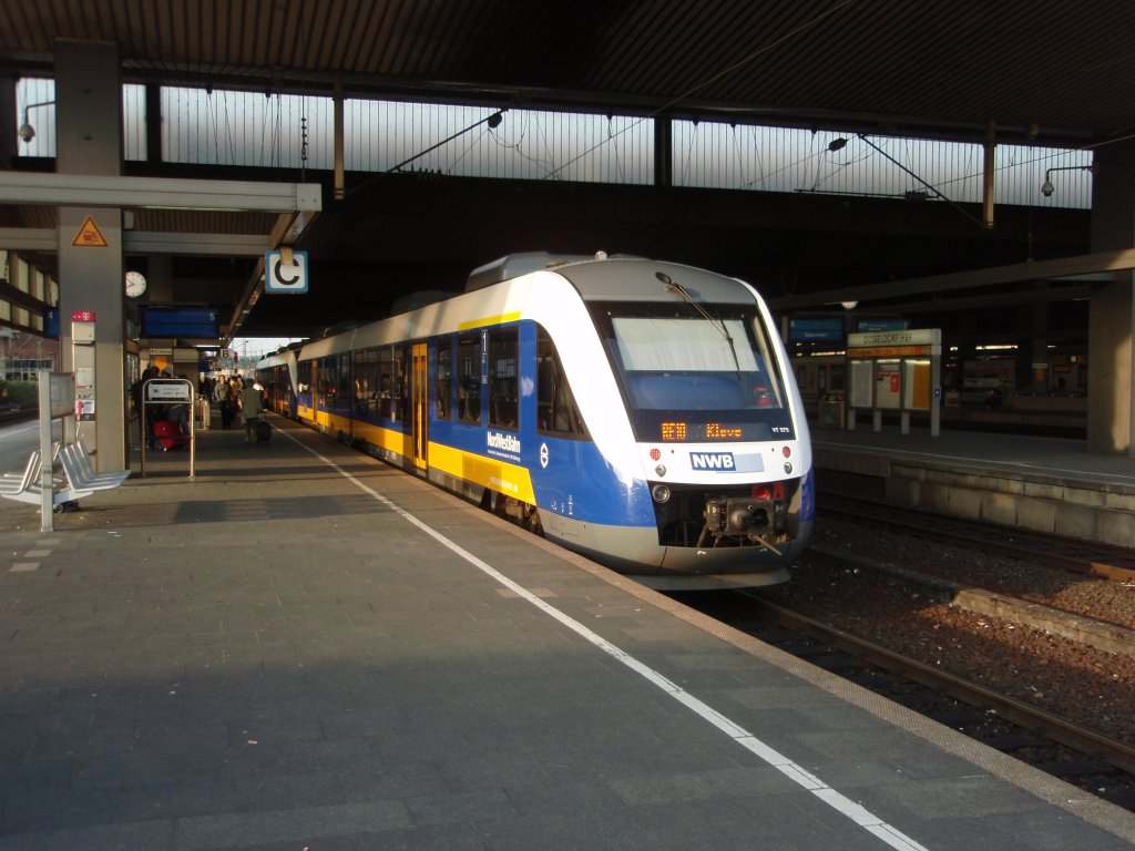 VT 575 der NordWestBahn als RE 10 nach Kleve in Dsseldorf Hbf. 22.05.2010