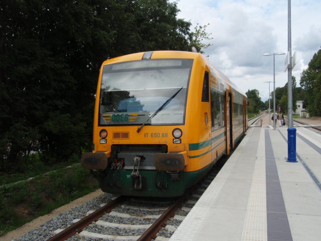 VT 650.88 der Ostdeutschen Eisenbahn als R3 aus Neustrelitz in Hagenow Stadt. 16.08.2011