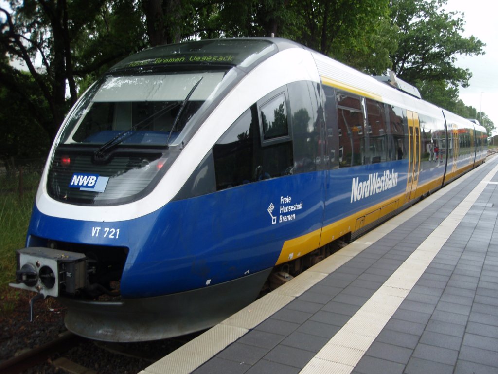 VT 721 der NordWestBahn als RB aus Bremen-Vegesack in Bremen-Farge. 11.06.2009
