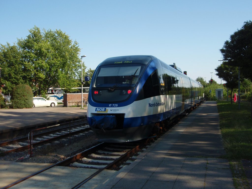 VT 729 der Nord-Ostsee-Bahn als NOB nach Kiel Hbf in Eckernfrde. 05.08.2009