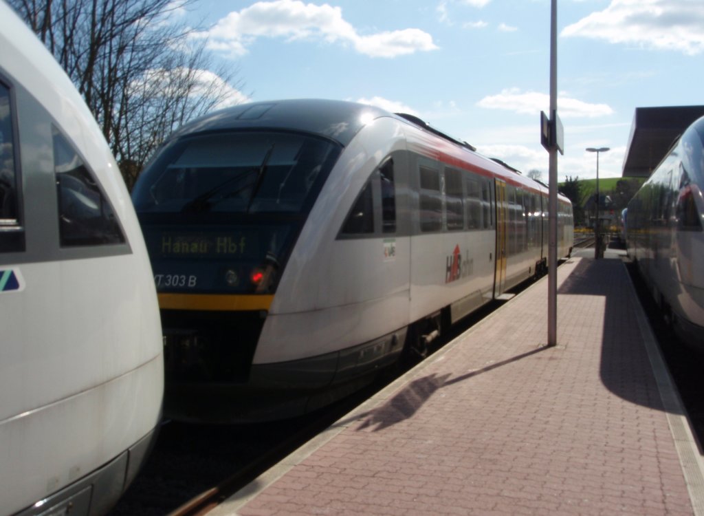 VT303B der Hessischen Landesbahn als HLB nach Hanau Hbf in Schllkrippen. 10.04.2010