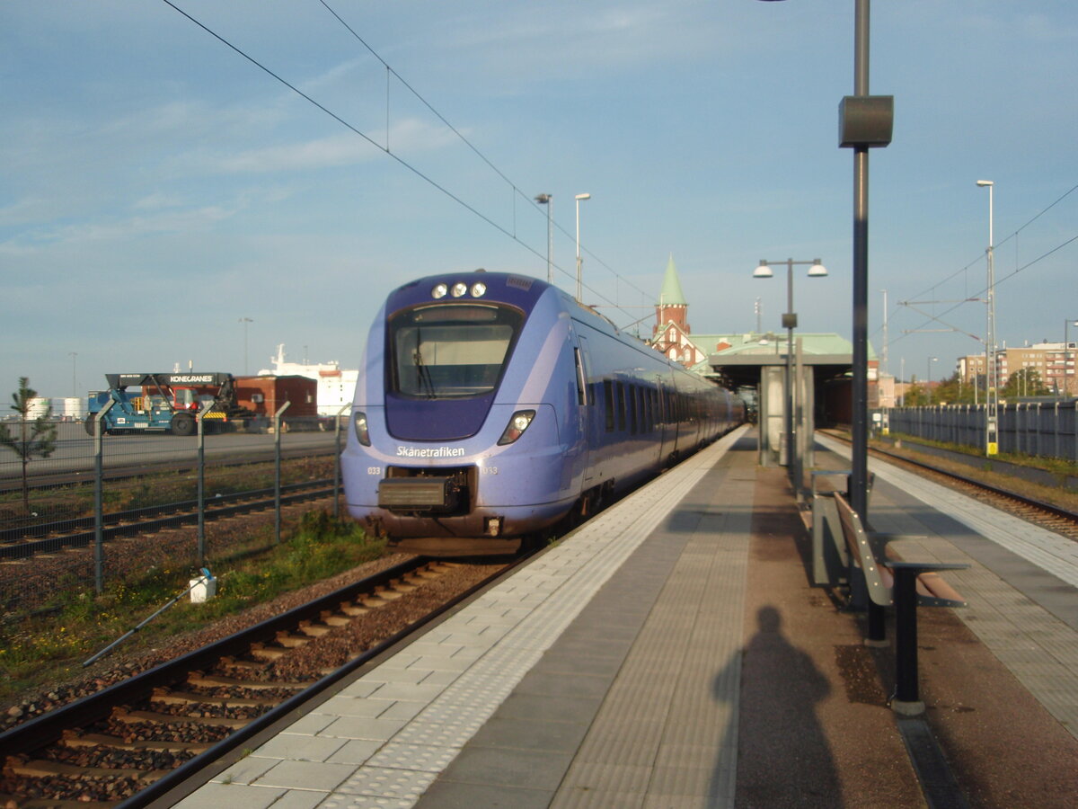 033 von Sknetrafiken als R aus Helsingborg Central in Trelleborg. 26.09.2023
