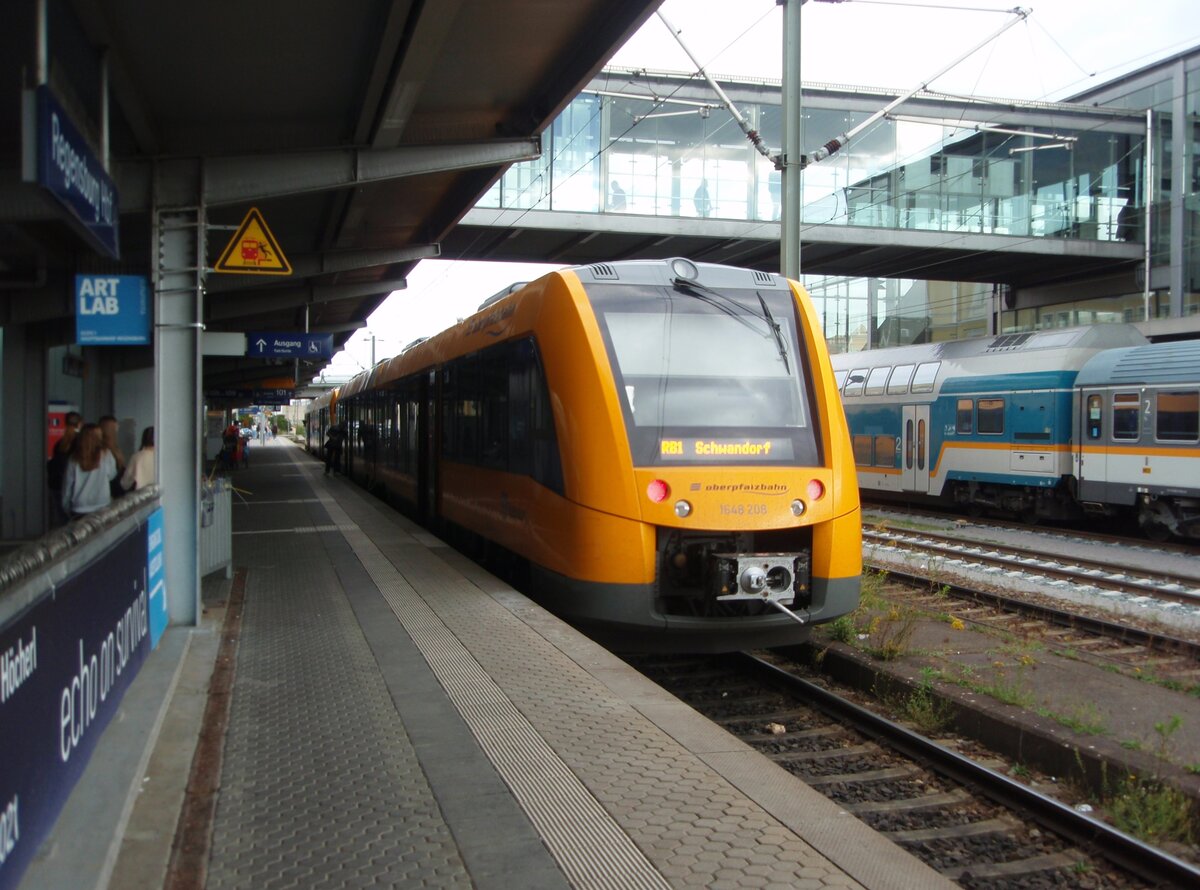 1648 208 der Lnderbahn als RB 23 aus Marktredwitz in Regensburg Hbf. 24.09.2021