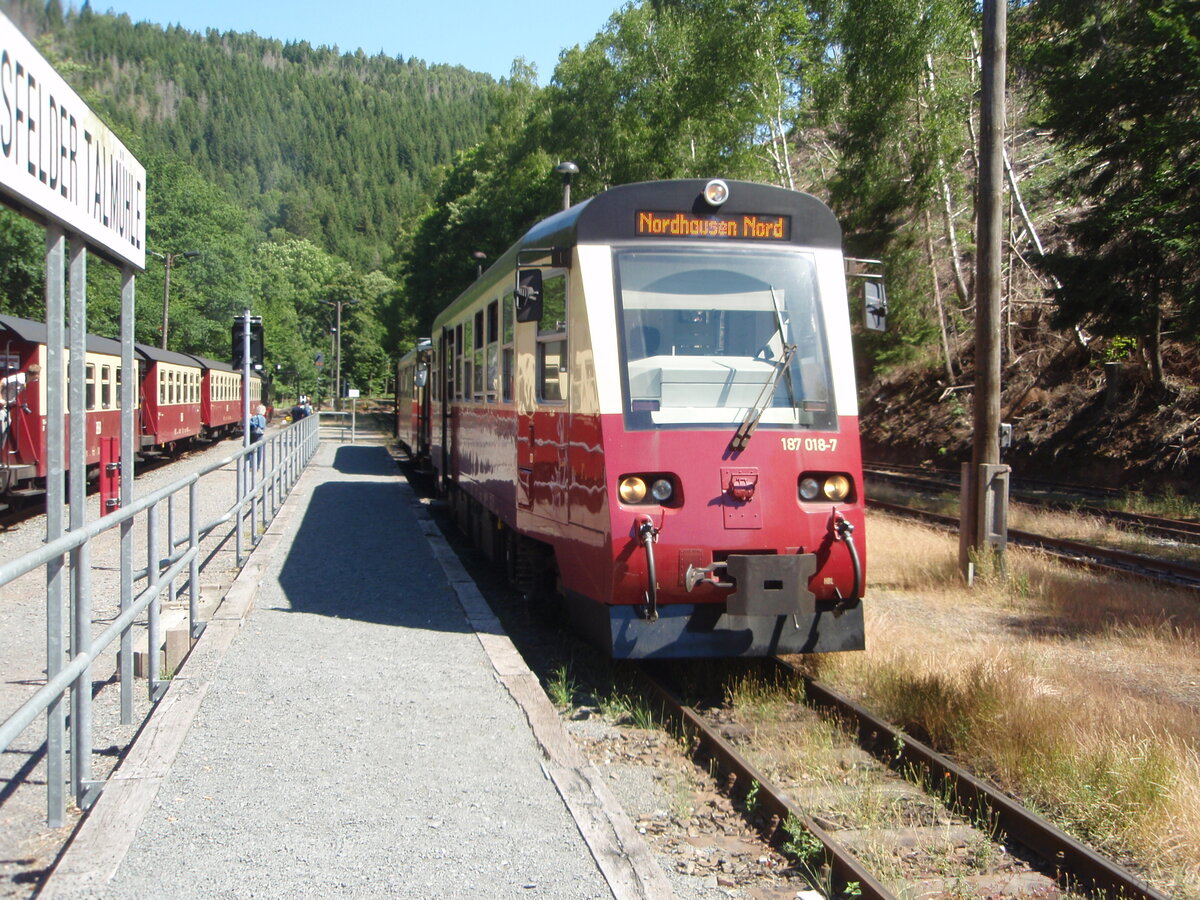187 018 der Harzer Schmalspurbahnen als HSB Hasselfelde - Nordhausen Nord in Eisfelder Talmhle. 02.07.2022