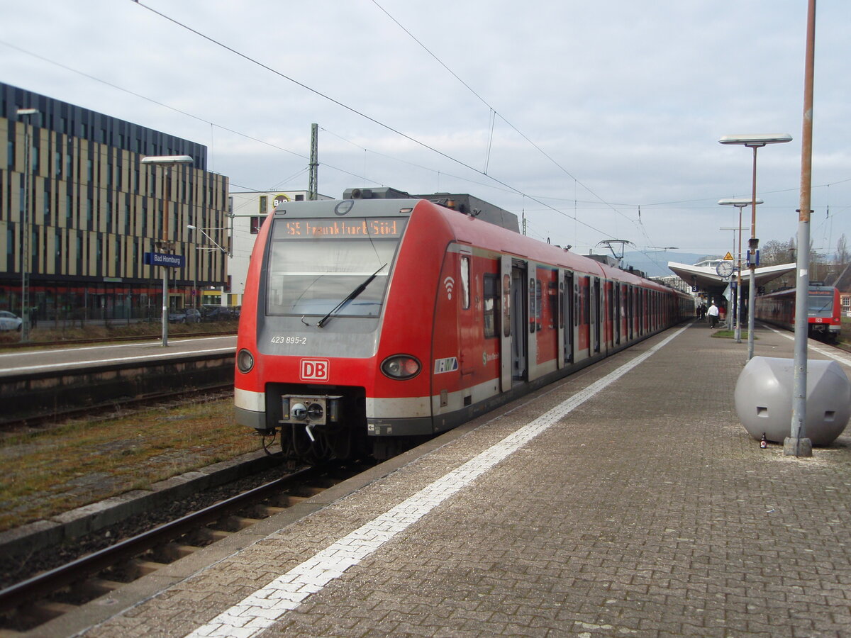423 895 als S 5 Friedrichsdorf (Taunus) - Frankfurt (Main) Sd in Bad Homburg. 02.03.2024