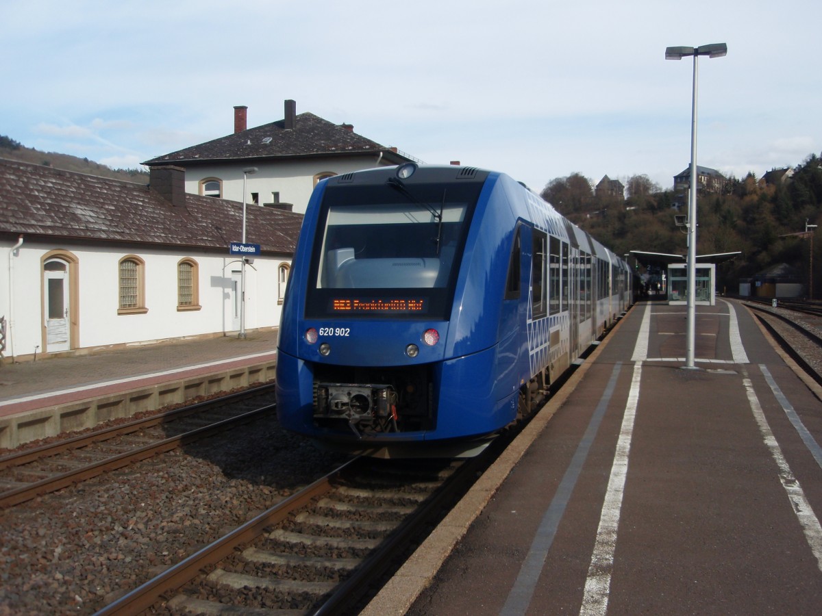 620 902 der vlexx als RE 3 Saarbrcken Hbf - Frankfurt (Main) Hbf in Idar-Oberstein. 28.02.2015