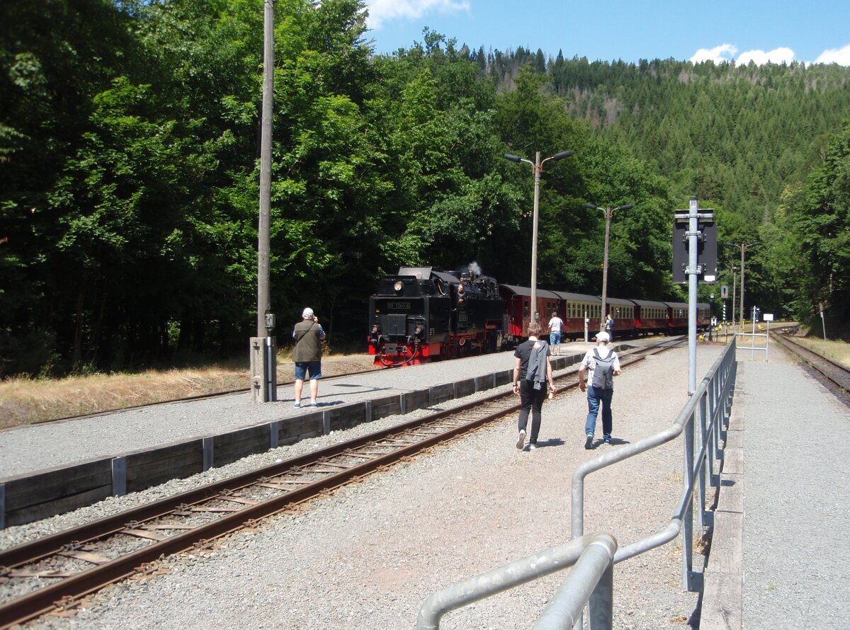 99 7245-6 der Harzer Schmalspurbahnen als HSB aus Wernigerode Hbf bei der Einfahrt in Eisfelder Talmhle. 02.07.2022