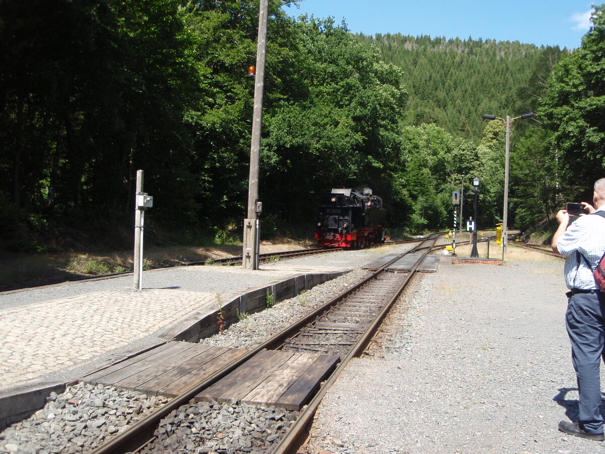 99 7245-6 der Harzer Schmalspurbahnen beim Umsetzen in Eisfelder Talmhle. 02.07.2022