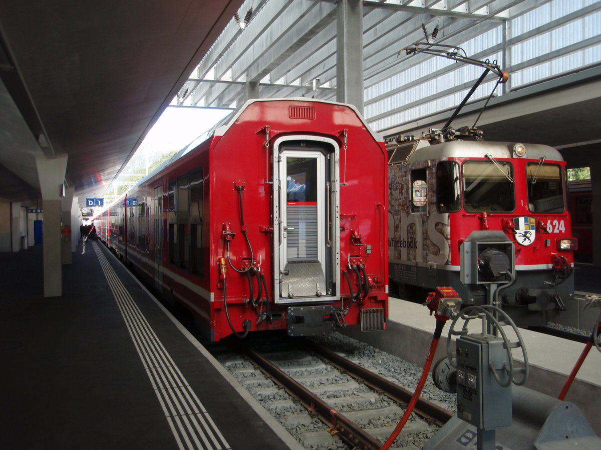 Ein Albula-Gliederzug der Rhtischen Bahn als IR nach Chur in St. Moritz. 21.09.2017