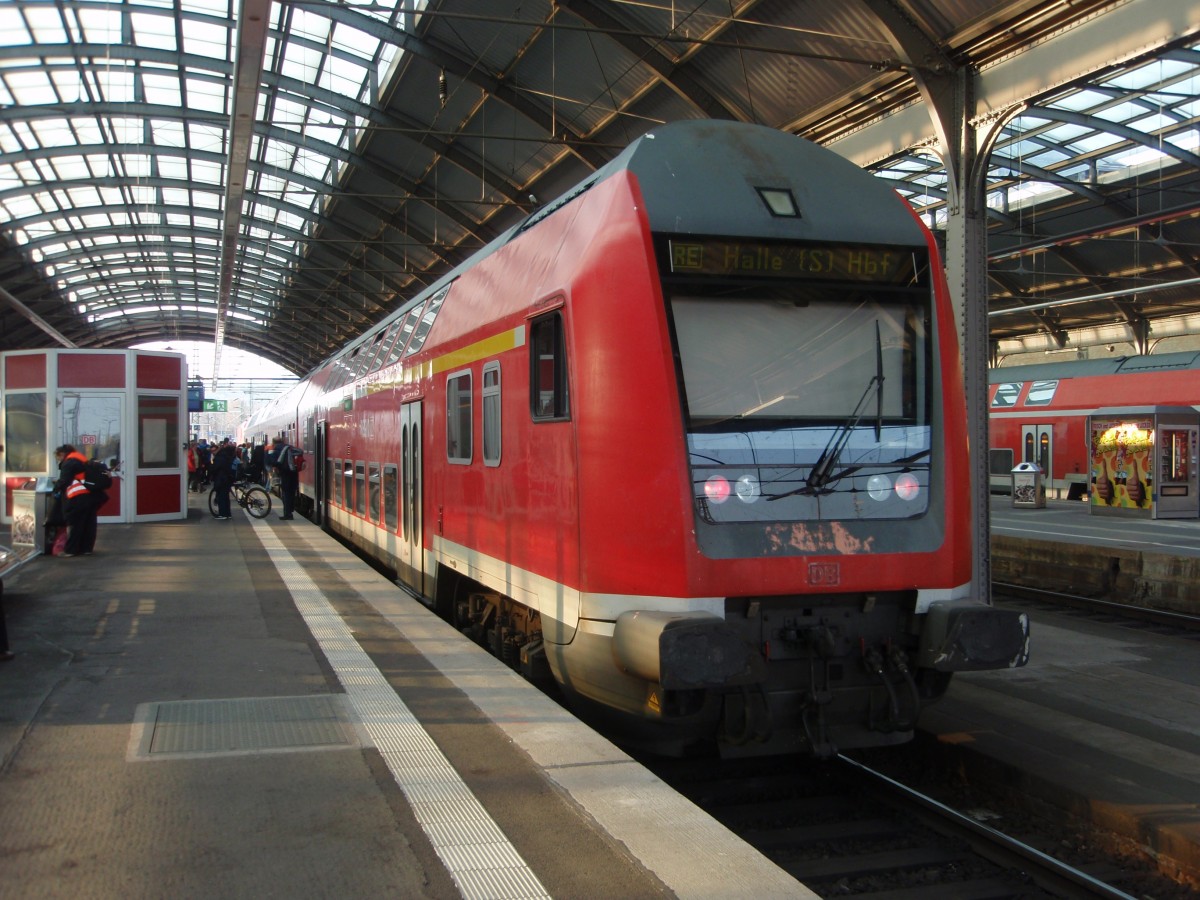 Ein Doppelstock Steuerwagen als RE 9 nach Kassel-Wilhelmshöhe in Halle (Saale) Hbf. 29.03.2014