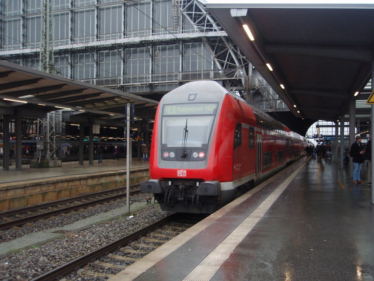 Ein Doppelstock Steuerwagen als RE 8 nach Hannover Hbf in Bremen Hbf. 07.02.2015