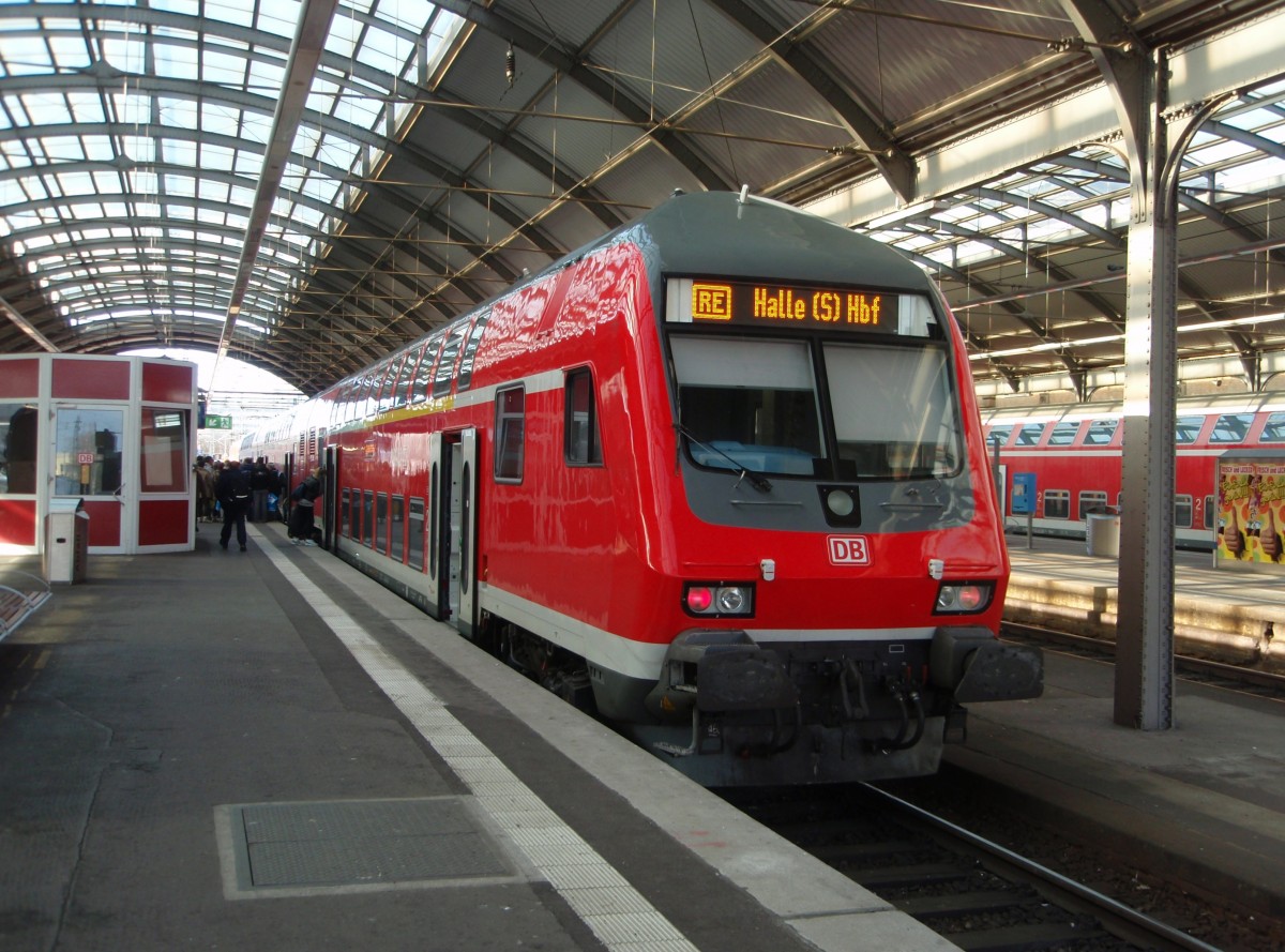 Ein Doppelstock Steuerwagen als RE 9 nach Kassel-Wilhelmshhe in Halle (Saale) Hbf. 04.04.2015