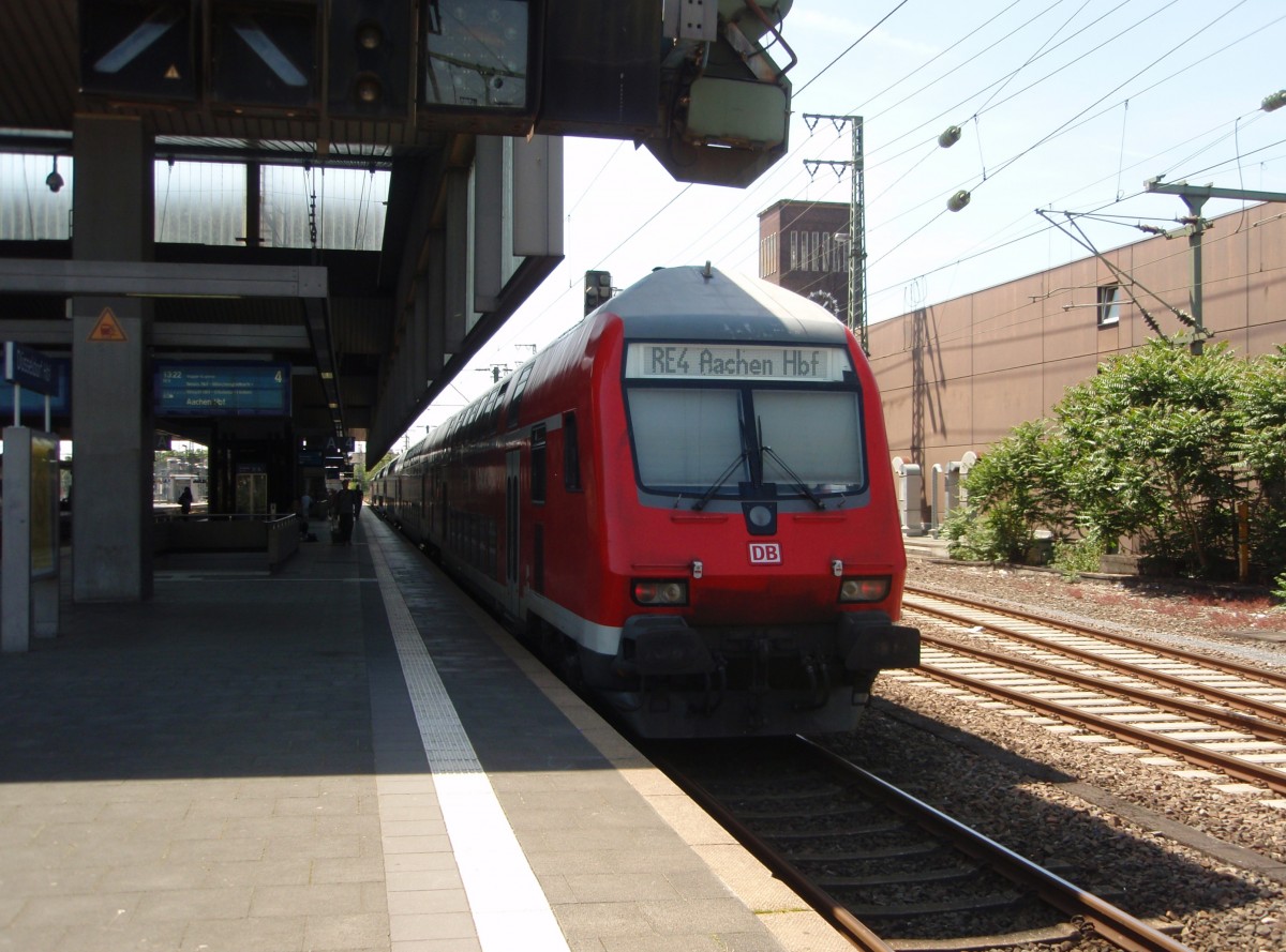 Ein Doppelstock Steuerwagen als RE 4 Dortmund Hbf - Aachen Hbf in Dsseldorf Hbf. 07.06.2015