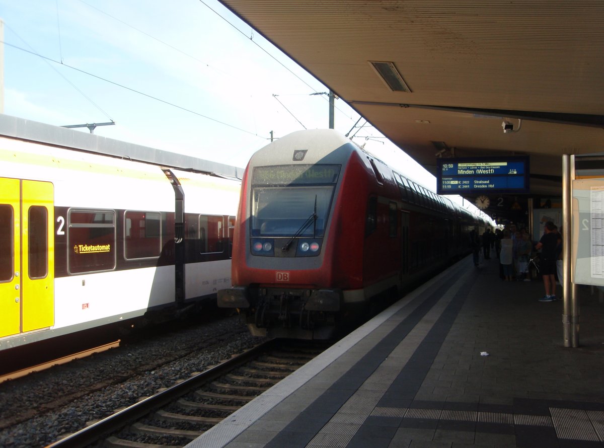 Ein Doppelstock Steuerwagen als RE 6 Hamm (Westf.) - Minden (Westf.) in Bielefeld Hbf. 18.08.2018