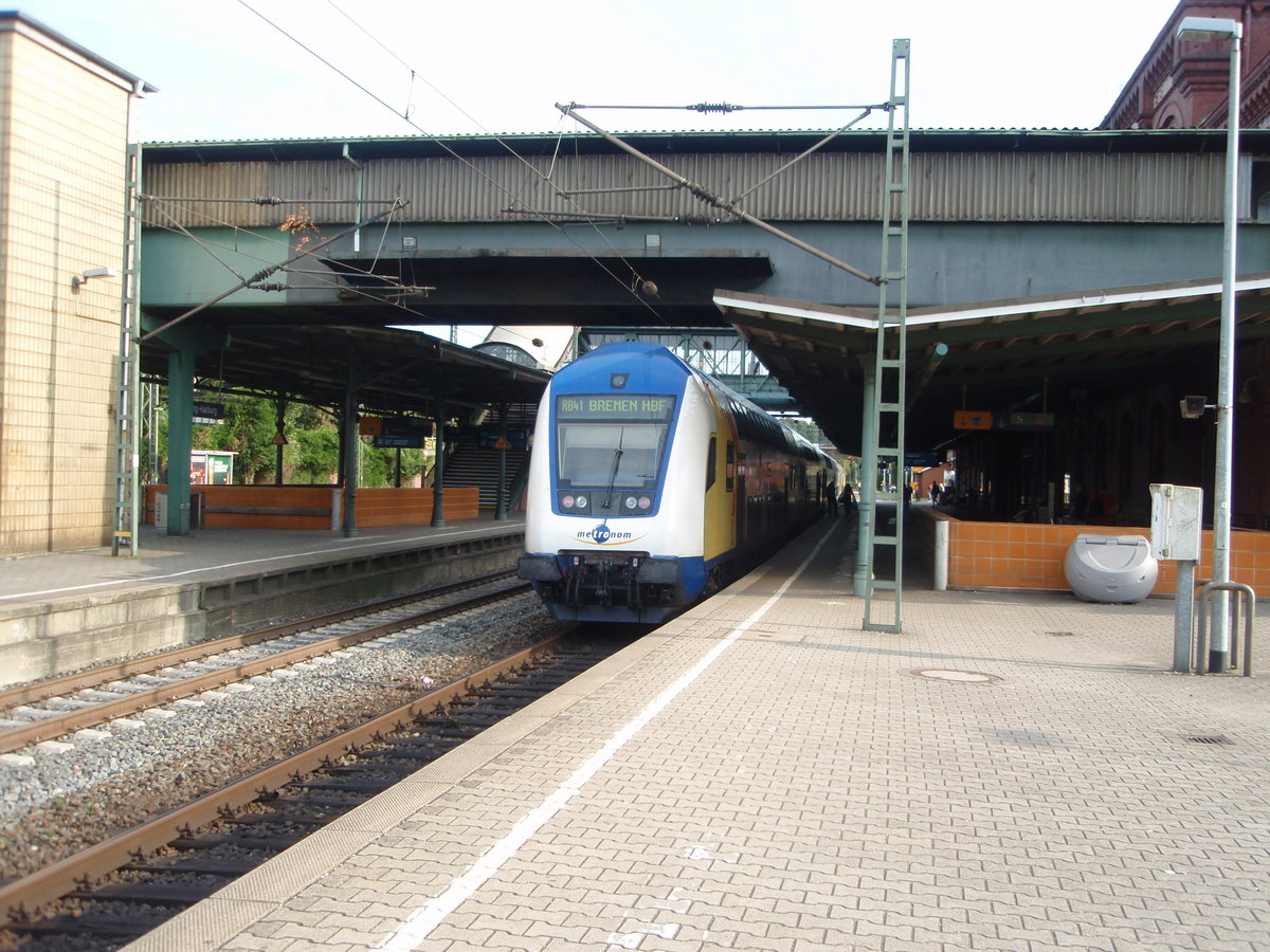 Ein Doppelstock Steuerwagen der metronom Eisenbahngeselschaft als RB 41 Hamburg Hbf - Bremen Hbf in Hamburg-Harburg. 18.08.2018