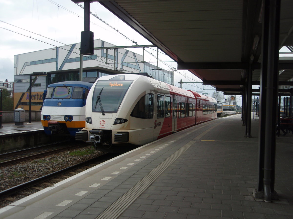 Ein GTW der Arriva als Stoptrein nach Apeldoorn in Zutphen. 01.04.2017
