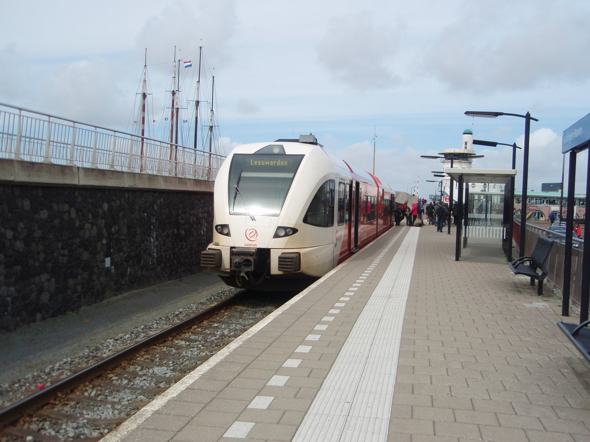 Ein GTW der Arriva als Stoptrein aus Leeuwarden in Harlingen Haven. 15.04.2017