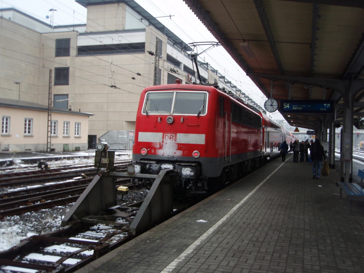 Eine 111 als RE 9 nach Aachen Hbf in Siegen. 24.01.2015