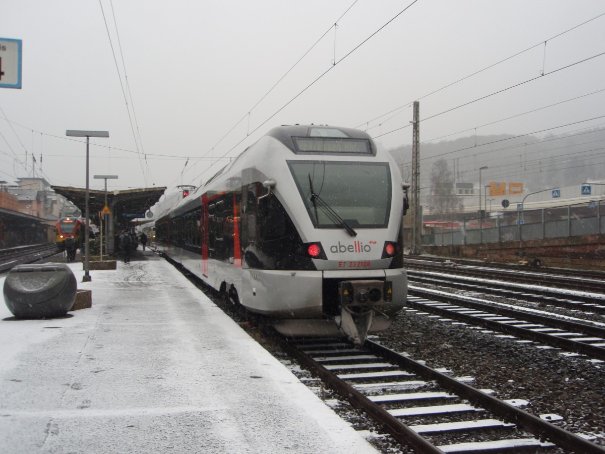ET 23 2108 der Abellio Rail NRW als RE 16 aus Essen Hbf in Siegen. 24.01.2015