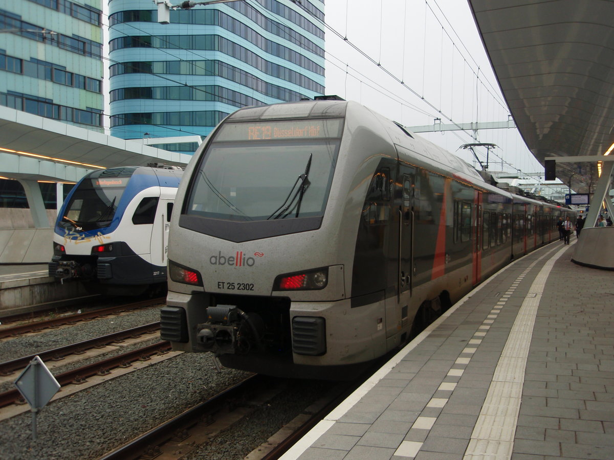 ET 25 2302 der Abellio Rail NRW als RE 19 nach Düsseldorf Hbf in Arnhem Centraal. 15.07.2017