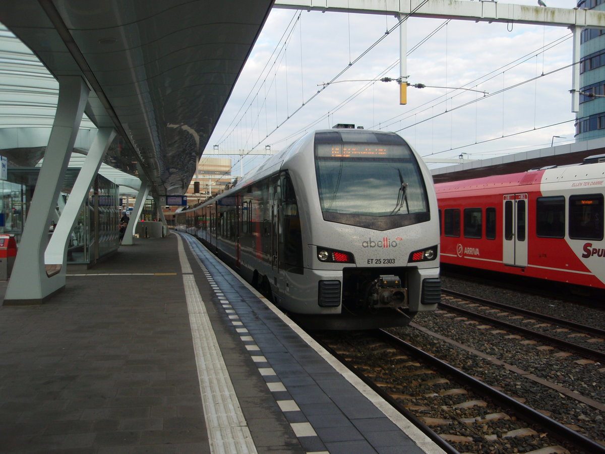 ET 25 2303 der Abellio Rail NRW als RE 19 nach Dsseldorf Hbf in Arnehm Centraal. 13.05.2017