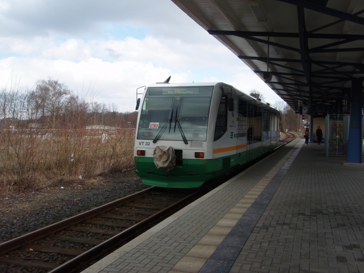 VT 32 der Vogtlandbahn als VL 1 Zwickau Zentrum - Sokolov in Falkenstein (Vogtl.). 04.04.2015