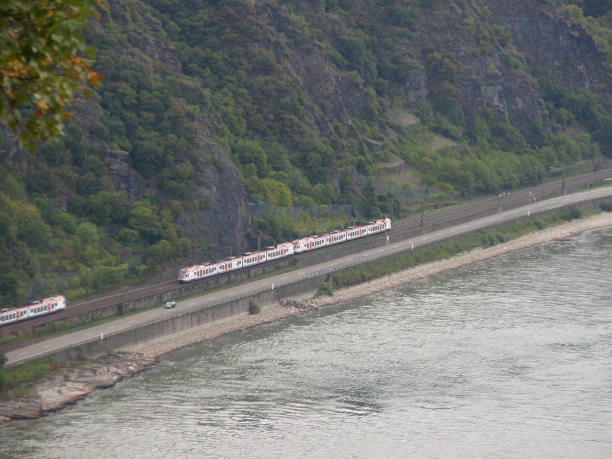 Zwei ET 428 der VIAS als SE 10 Neuwied - Frankfurt (Main) Hbf bei der Ausfahrt aus St. Goarshausen. 02.09.2015