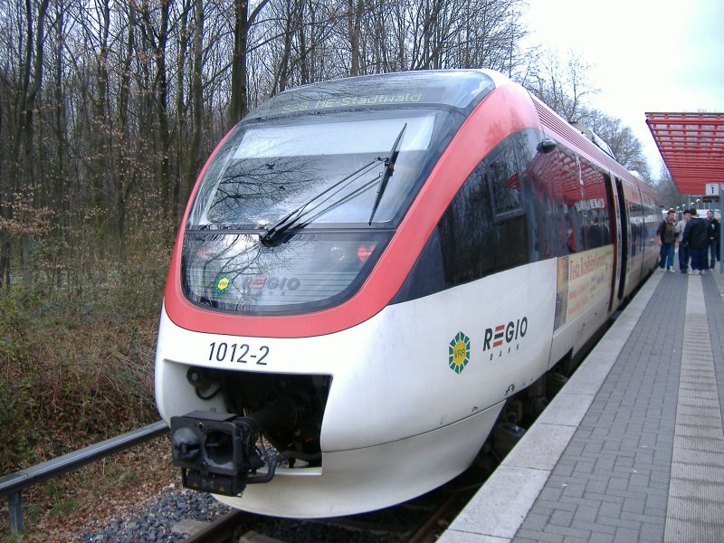 1012-2 der Regio-Bahn als S 28 nach Mettmann-Stadtwald in Kaarster See. 17.04.2006