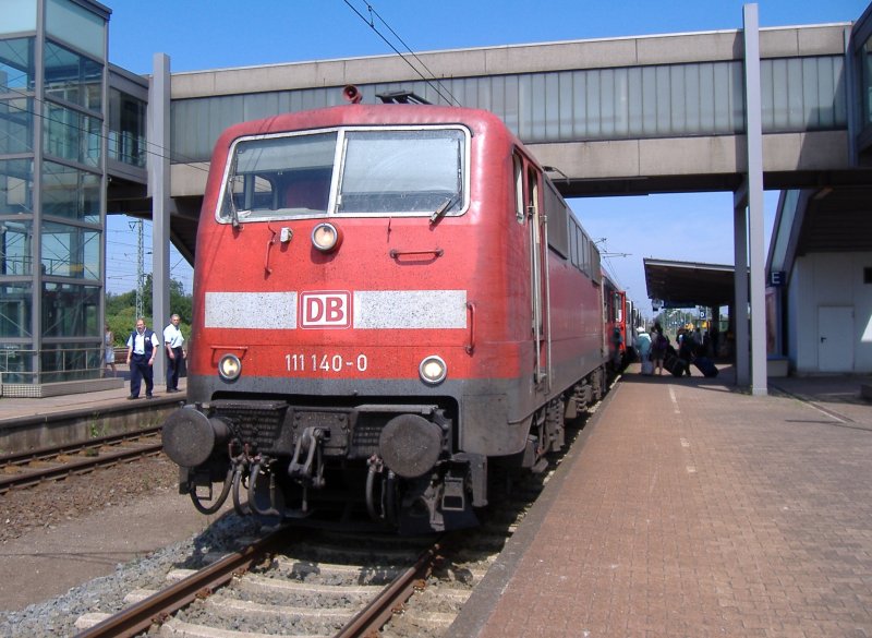 111 140 als RB nach Emden-Auenhafen in Emden Hbf. 22.07.2006