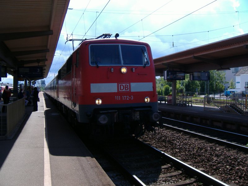 111 172 als RB Plattling - Neumarkt (Oberpfalz) bei der Einfahrt in Straubing. 02.08.2006